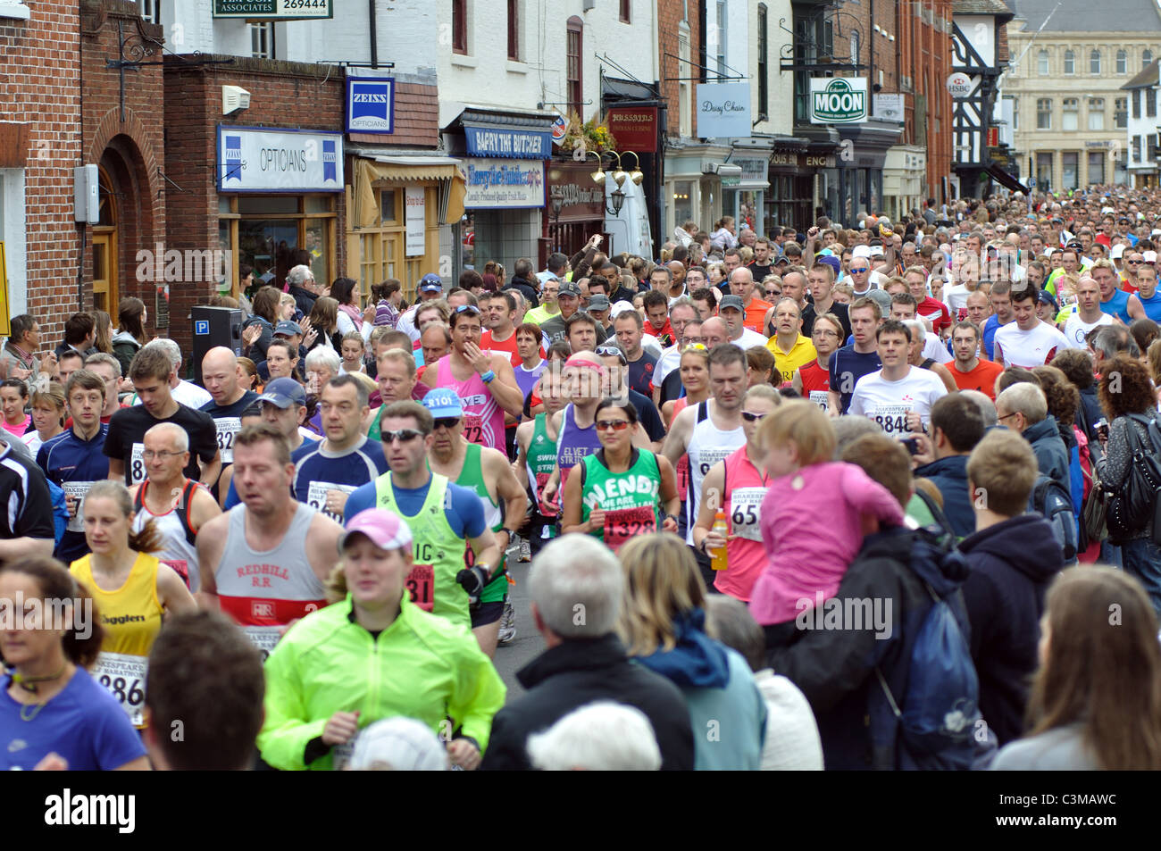 Massa di corridori alla partenza della Maratona di Shakespeare e Mezza Maratona Foto Stock