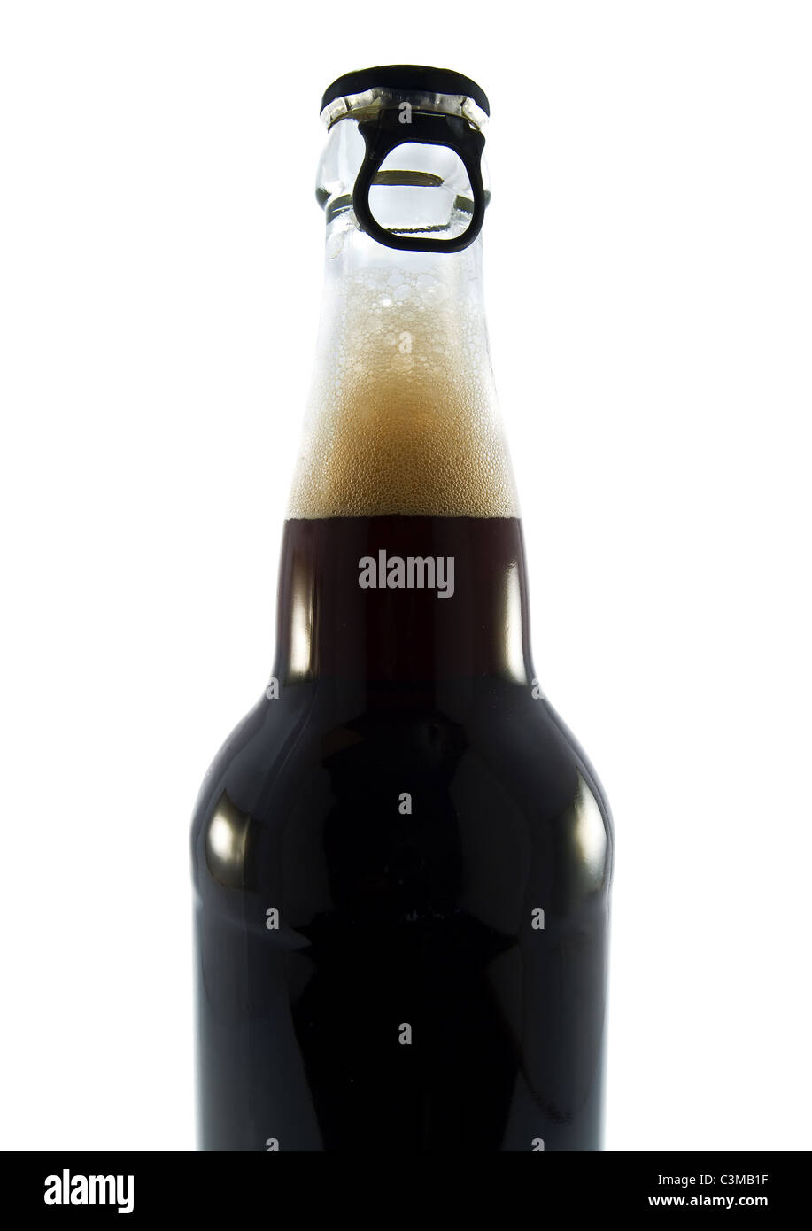 Il nero è la birra in bottiglia su bianco Foto Stock