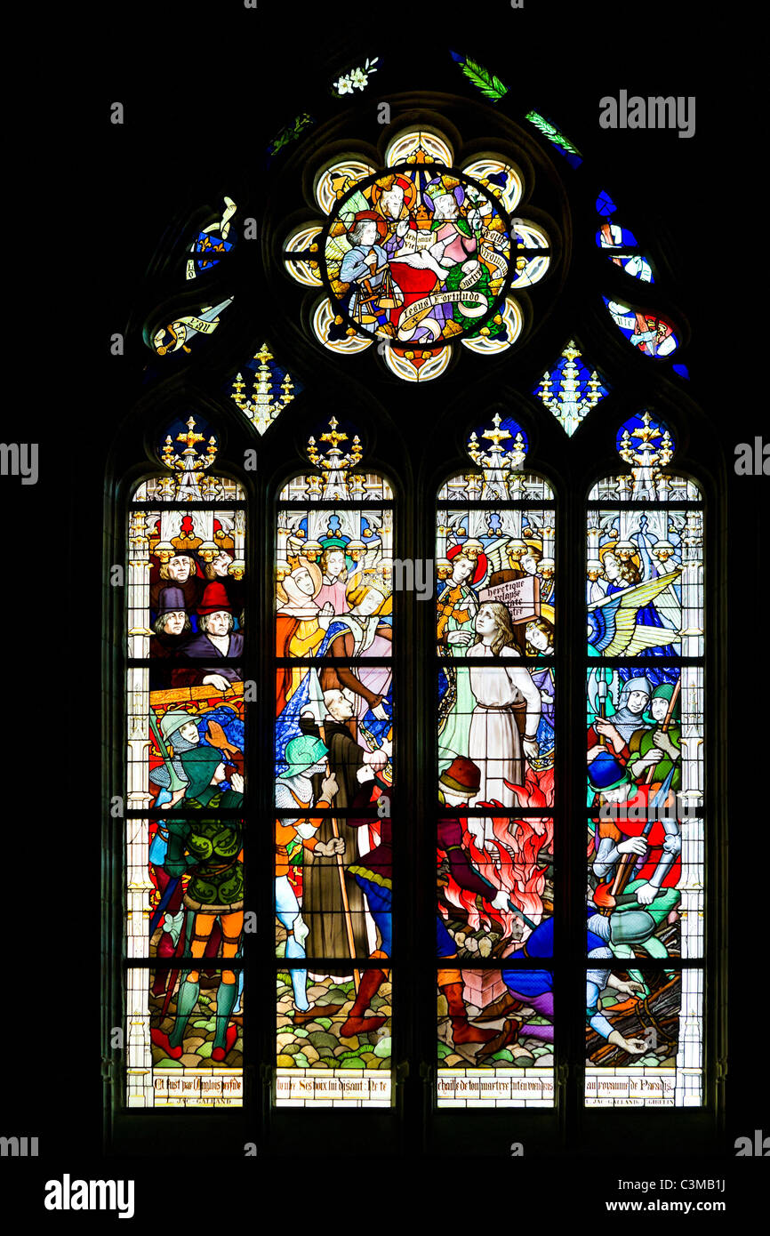 Finestra di vetro colorato che mostra la combustione di Giovanna d'arco, Orleans Duomo (Cattedrale di Sainte Croix d'Orleans), Orleans, Francia Foto Stock