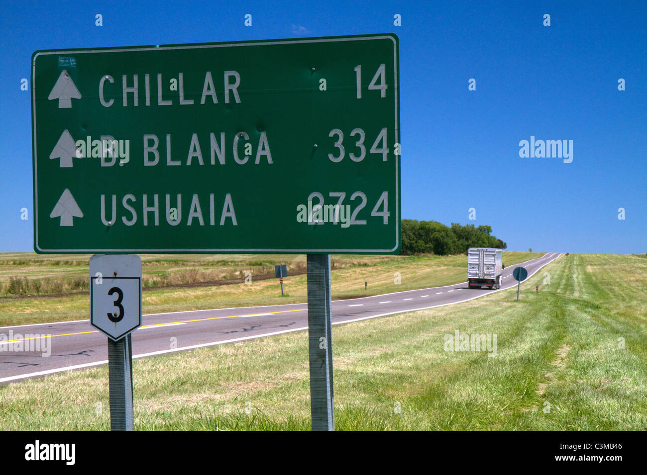 Cartello stradale che mostra la distanza in chilometri lungo l'autostrada 3 a sud di Azul, Argentina. Foto Stock