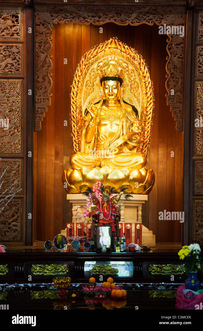 Statua di Buddha in un tempio buddista Foto Stock