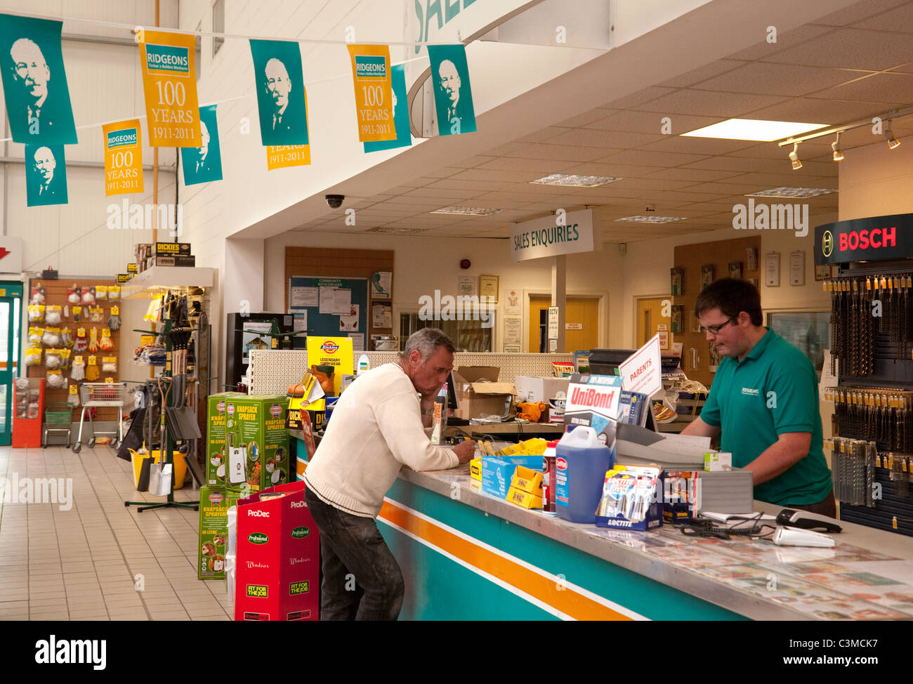Costruttori merchant UK; un cliente che acquista beni in Ridgeons builders merchants store, Newmarket Suffolk REGNO UNITO Foto Stock