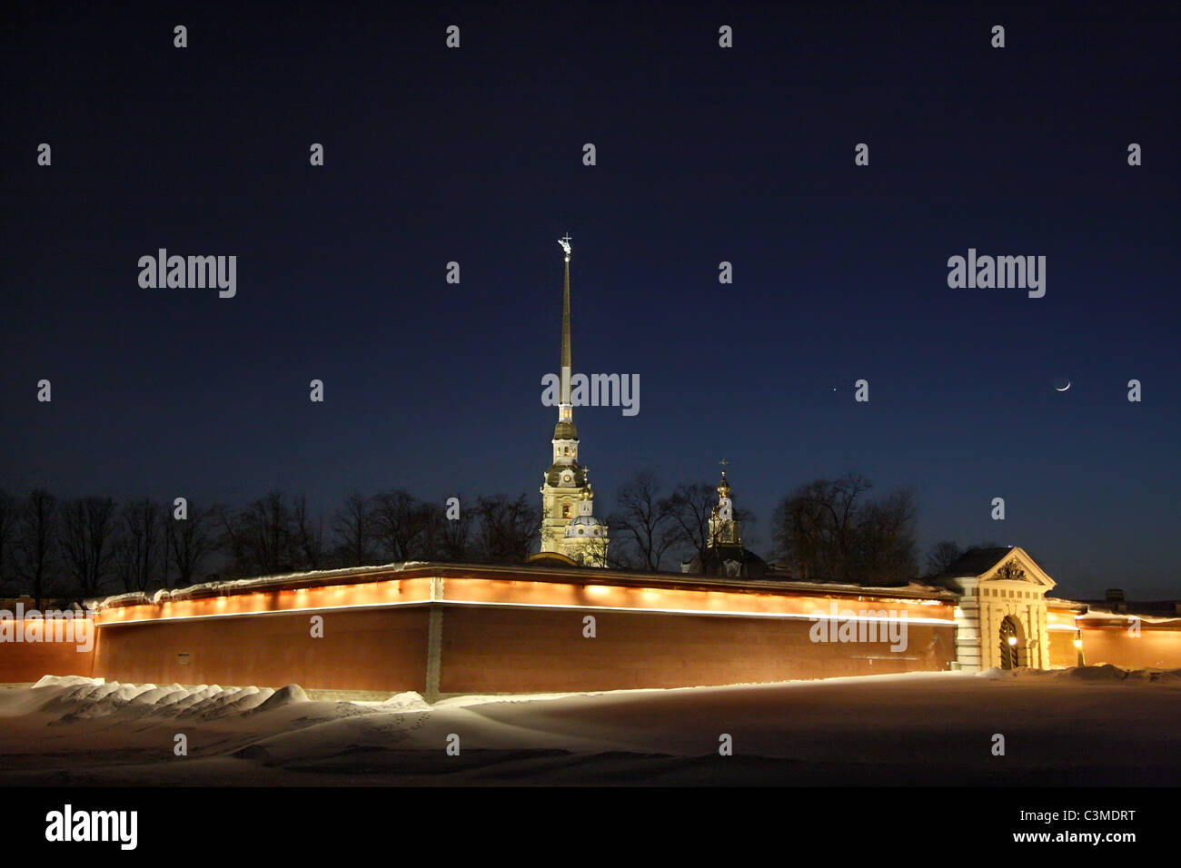 La Russia, San Pietroburgo. La fortezza di Pietro e Paolo di notte Foto Stock