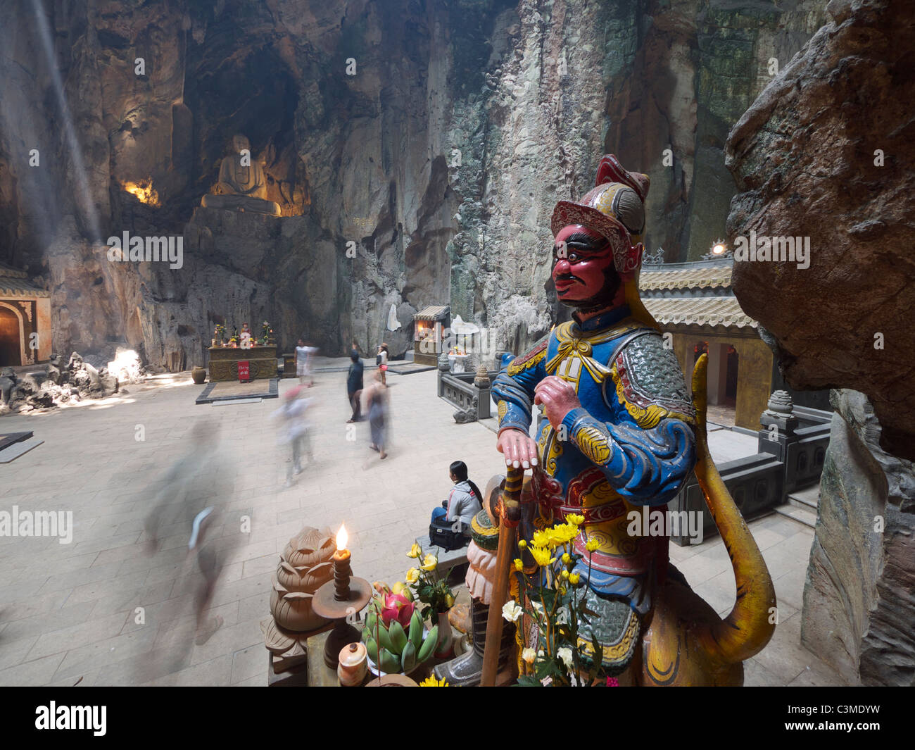 Statua di guardia di ingresso grotte nella montagna di marmo Da Nang Vietnam Foto Stock