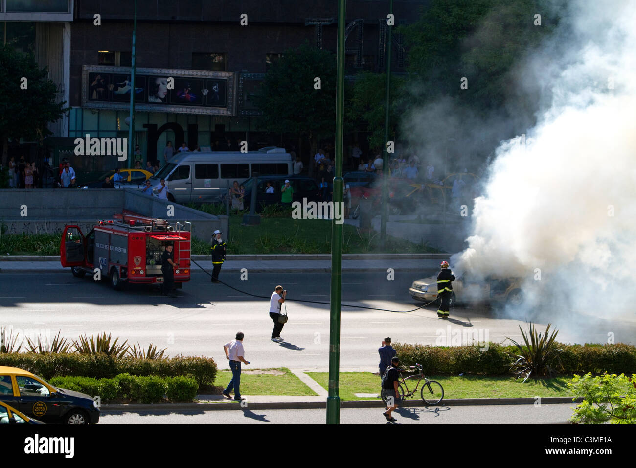 Macchina fuoco sulla Avenida 9 de Julio a Buenos Aires, Argentina. Foto Stock