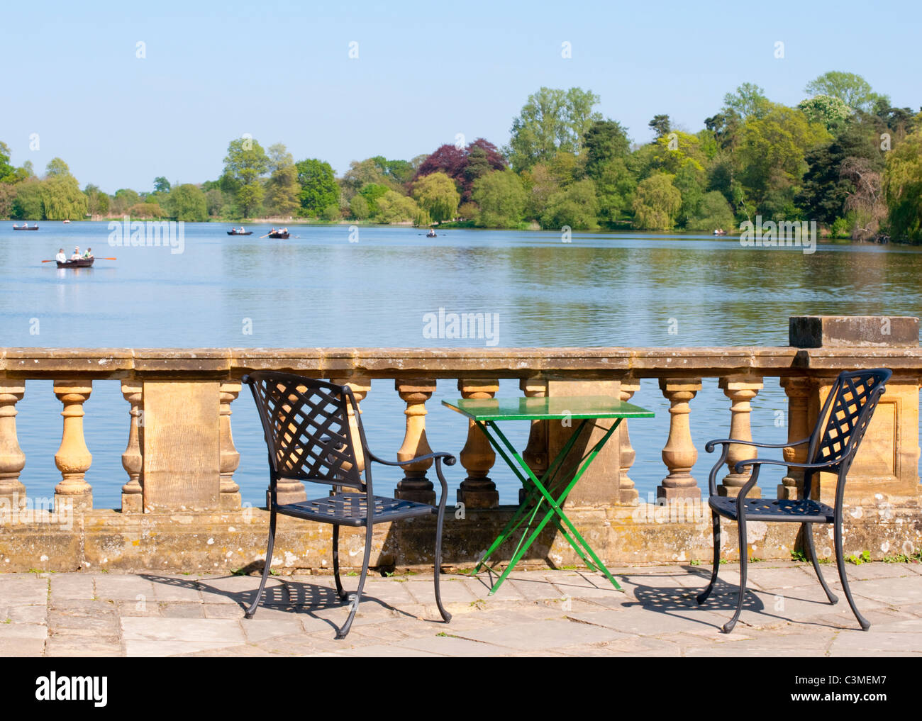 Tavolo e sedie che si affaccia sul lago presso il castello di Hever Castle Foto Stock