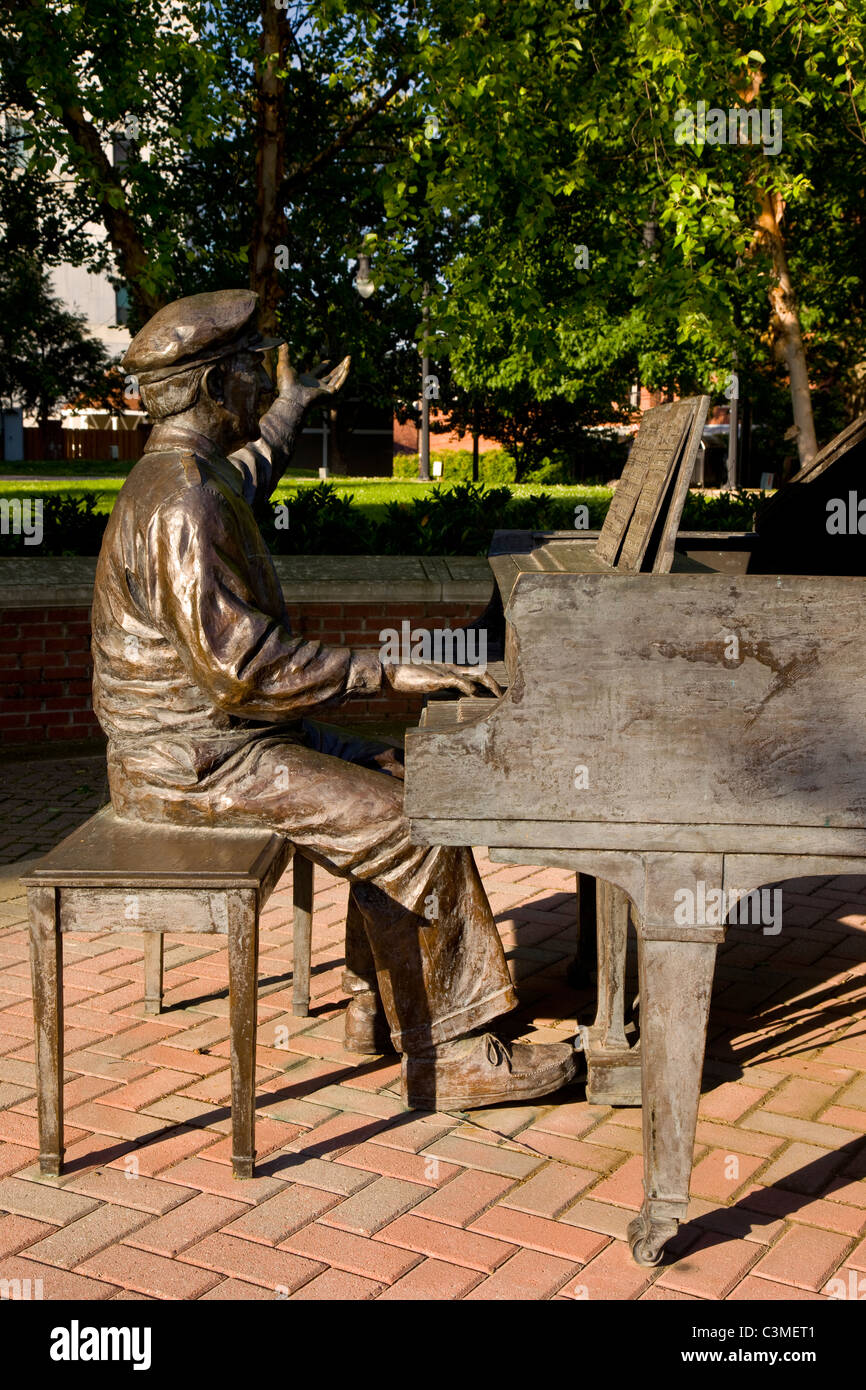 Statua di Owen Bradley - autore di 'Nashville suono' in registrazioni di musica, Nashville Tennessee USA Foto Stock