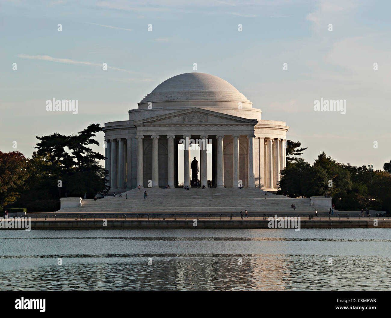 Vista del Jefferson Memorial attraverso il bacino di marea a Washington DC, Ottobre 2008 Foto Stock