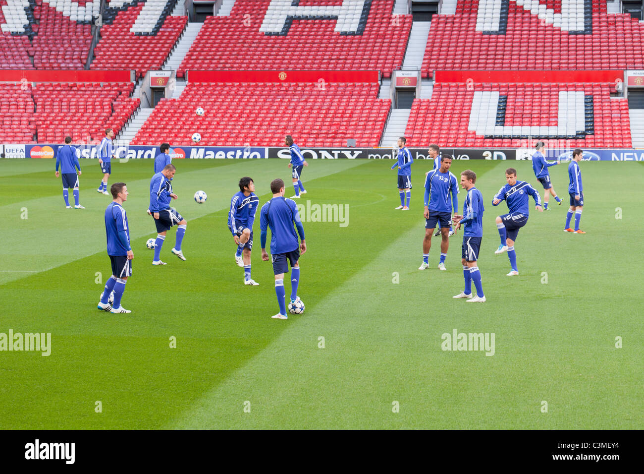Una squadra di calcio (FC Schalke) in fase di riscaldamento prima di una partita, Manchester, Inghilterra Foto Stock