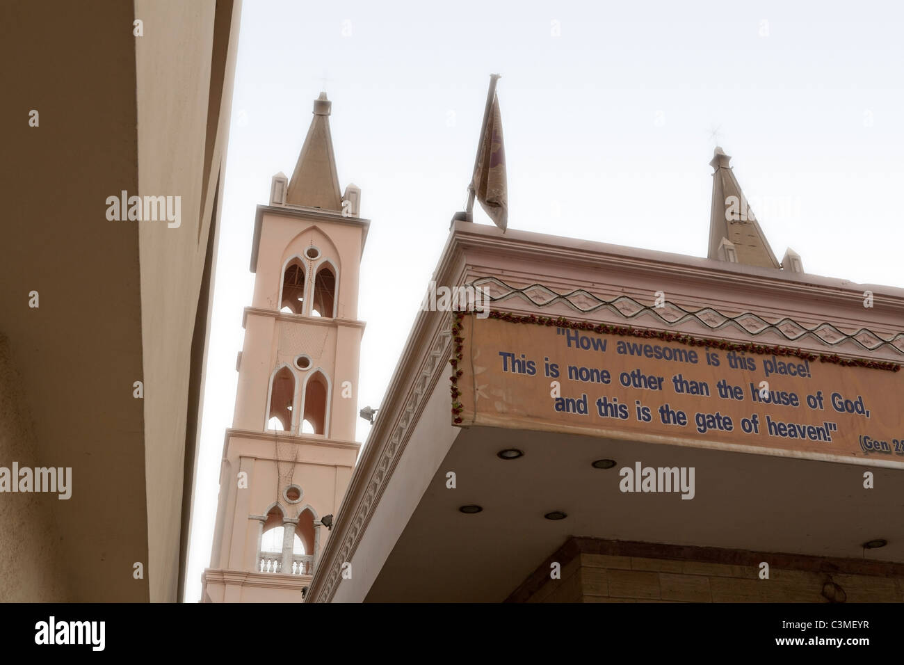 La torre della Chiesa Copta Ortodossa nella città di Luxor, Egitto Foto Stock