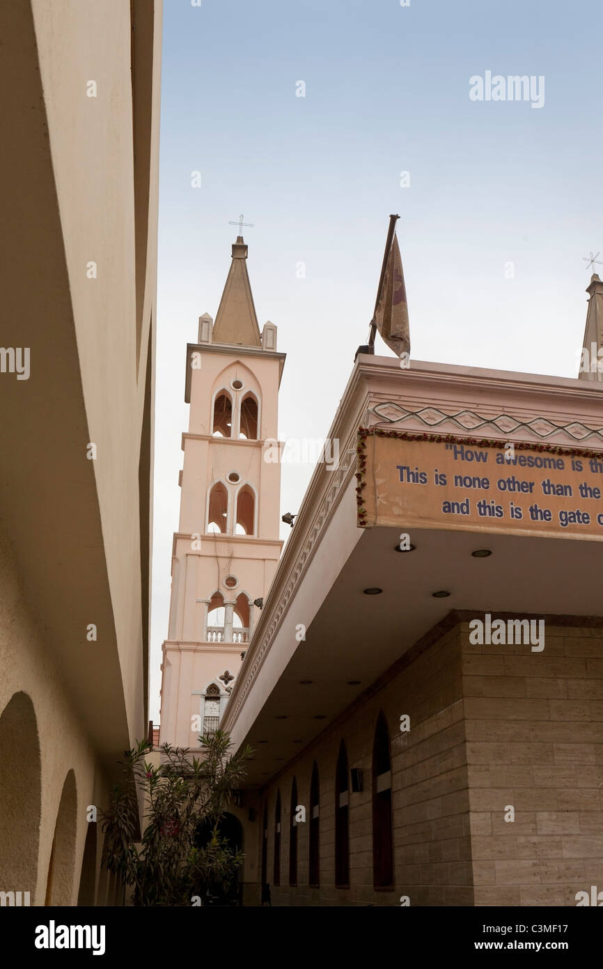 La torre della Chiesa Copta Ortodossa nella città di Luxor, Egitto Foto Stock