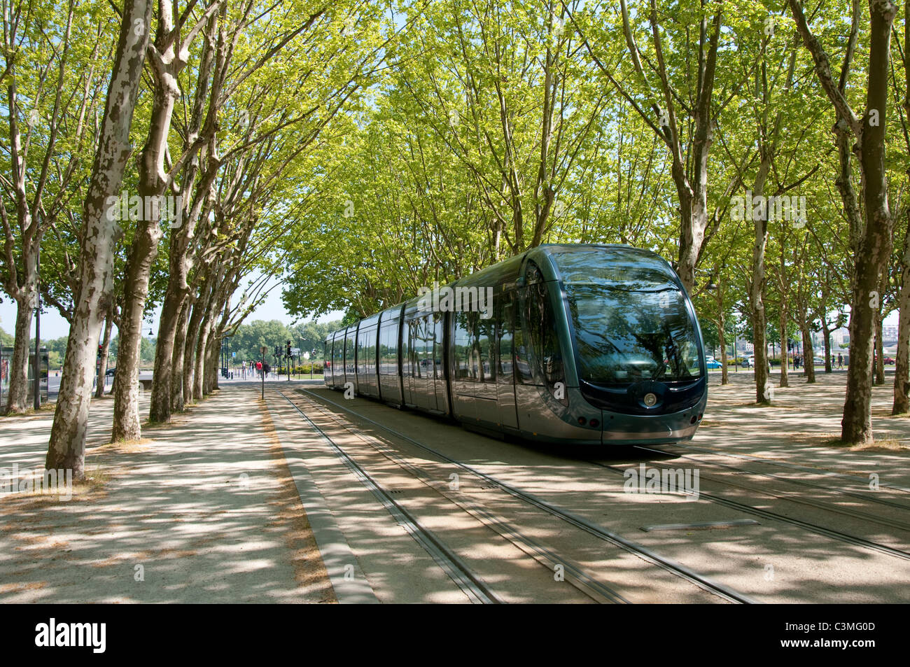 Un tram sull' Esplanade des Quinconces nella città di Bordeaux, Francia Europa UE Foto Stock
