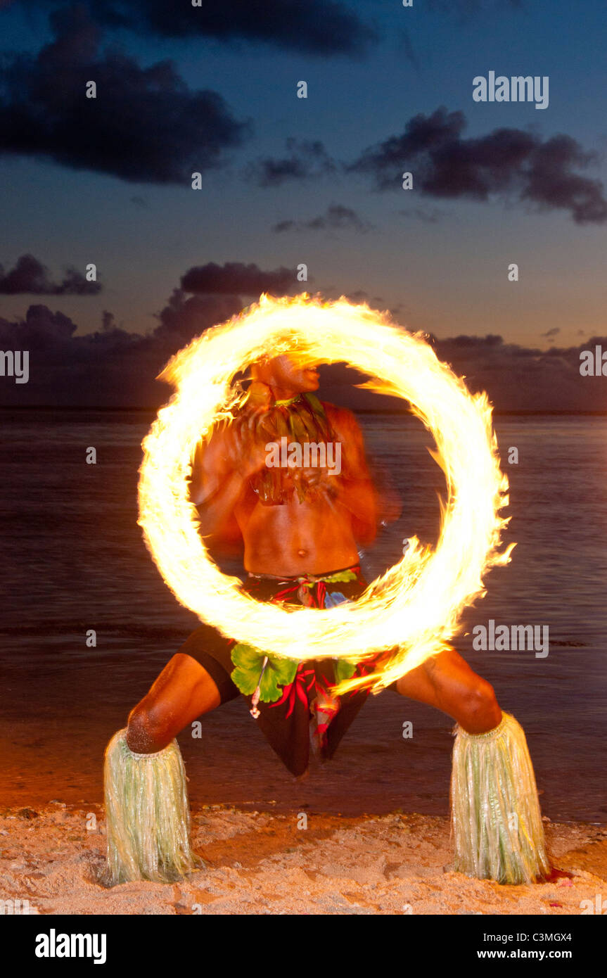 Tradizionale Fijiano ballerini di fuoco di eseguire Shangri-La Resort, Coral Coast, isola di Viti Levu, Isole Figi Foto Stock