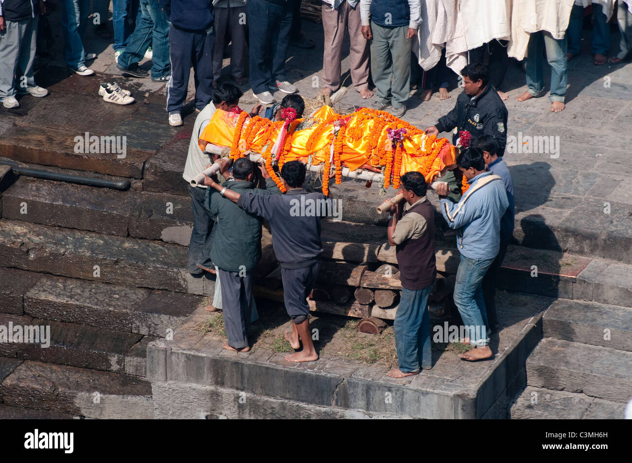 Rituale cremazione indù di pashupatinath sul sacro bagmati, Kathmandu Foto Stock
