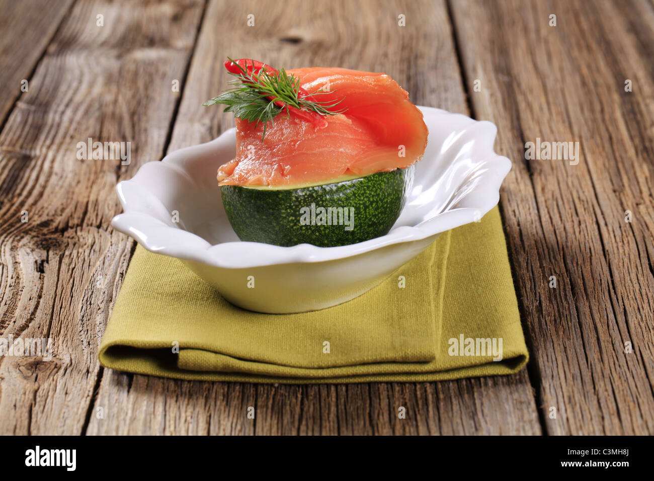 Freschi di avocado e una fetta di salmone affumicato Foto Stock