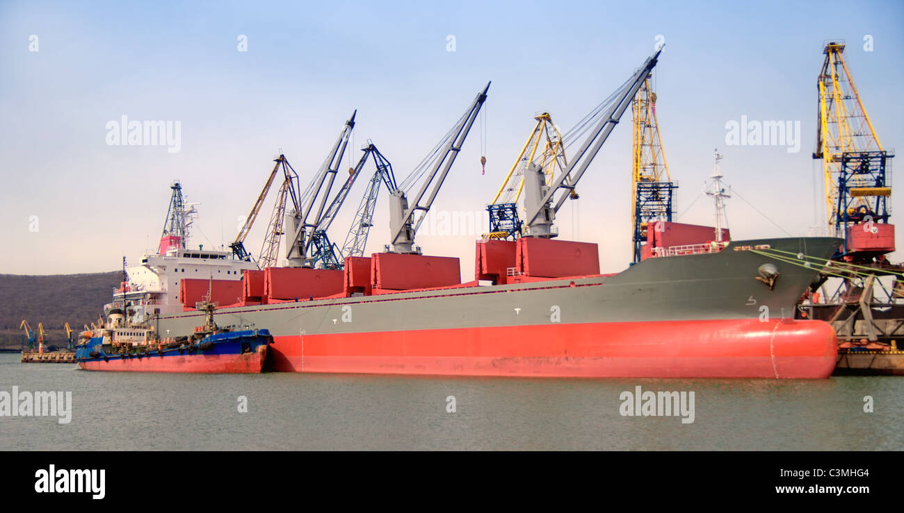 Una nave da carico viene caricata con carbone Foto Stock