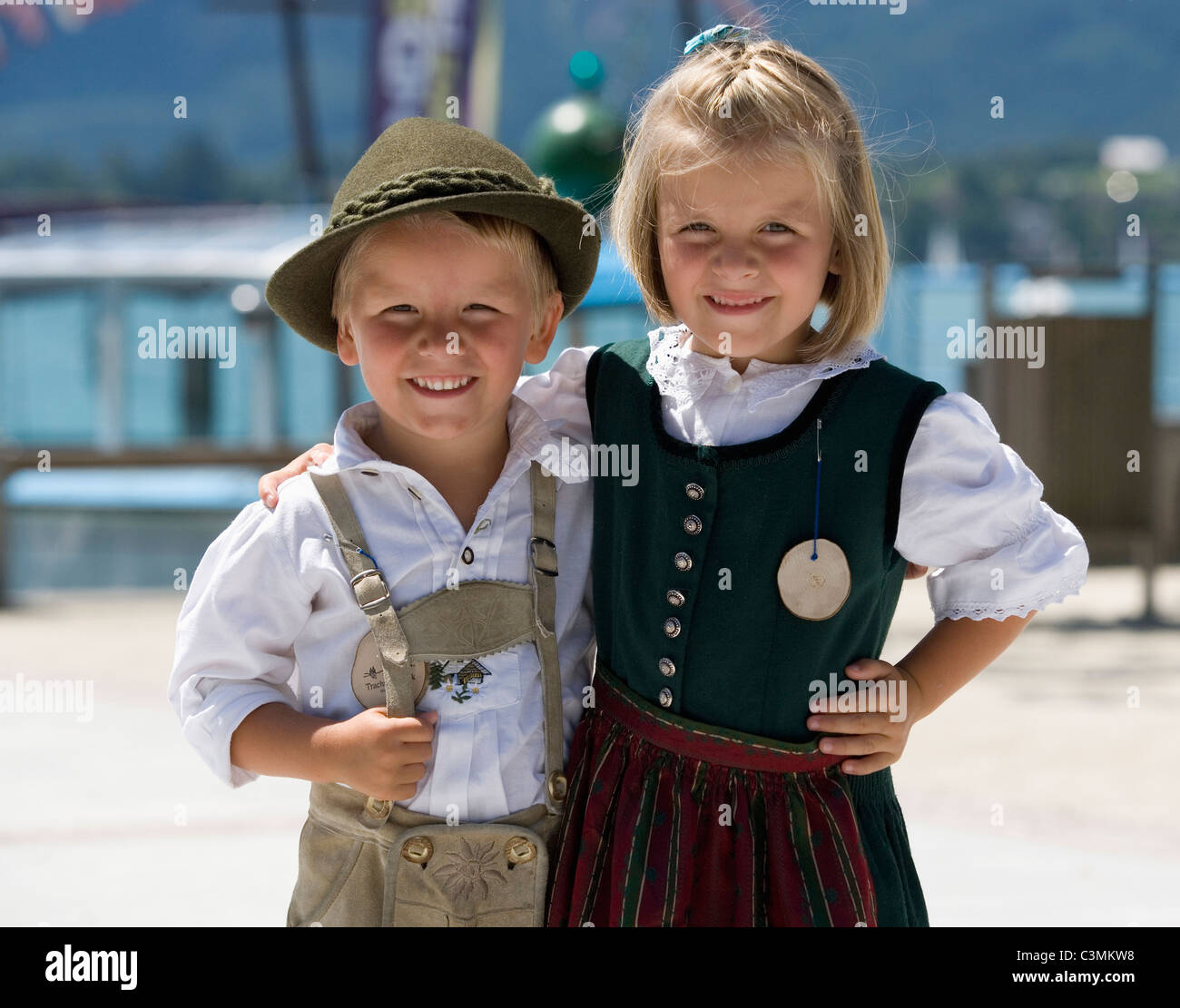 Austria, Salzkammergut, Austria superiore, i bambini in costume tradizionale Foto Stock