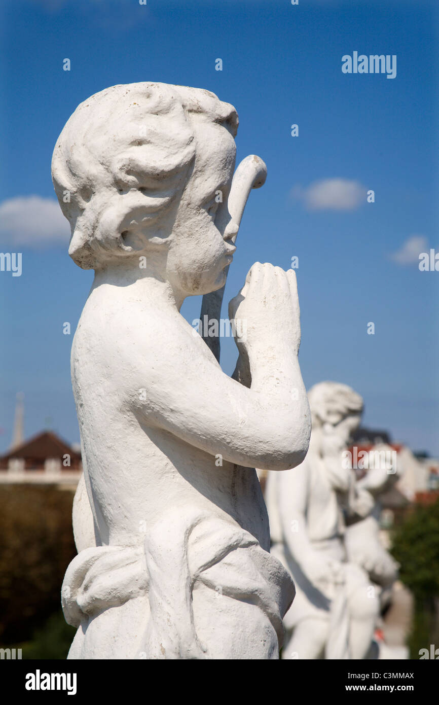 Vienna - mese statua formano il parco del palazzo Belvedera Foto Stock