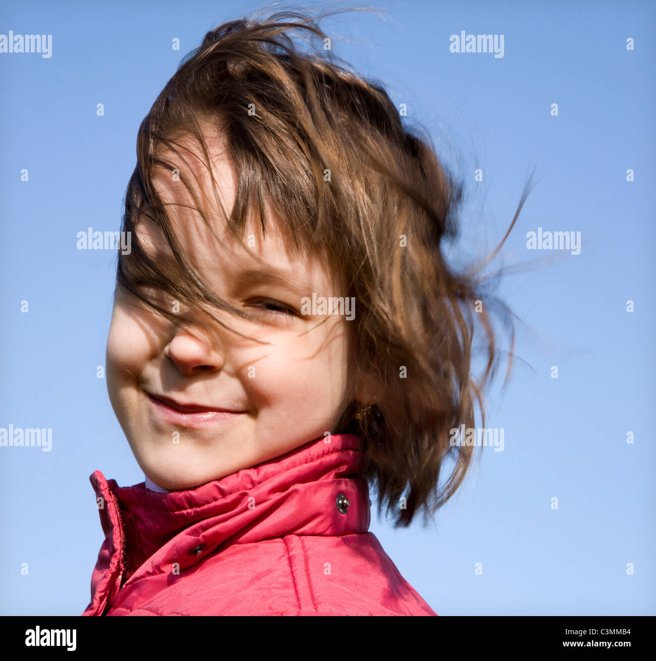 Ritratto di bambina nel vento - smile Foto stock - Alamy