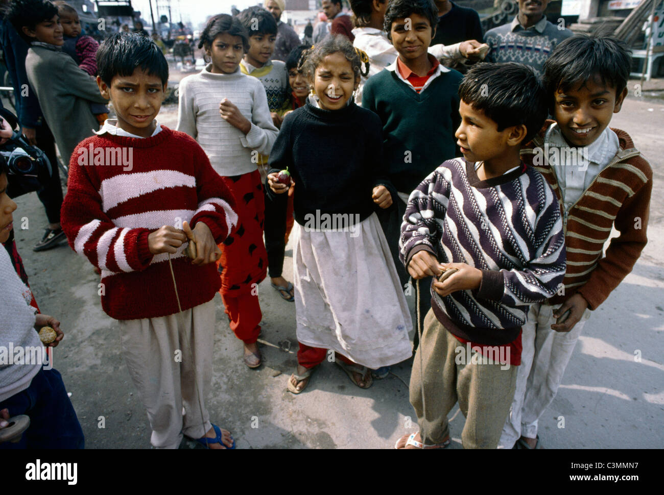 Il Punjab India Bambini con cime di filatura Foto Stock