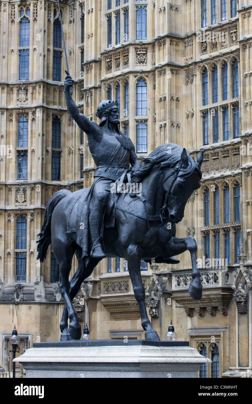Richard il cuore di leone sul suo cavallo fuori le case del Parlamento City of Westminster London Inghilterra England Foto Stock