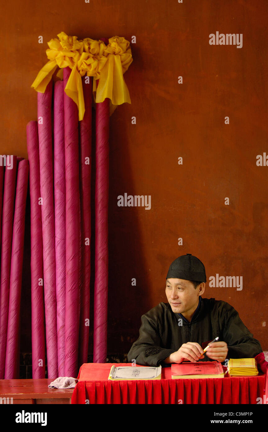 Studente presso il Tempio confuciano di letteratura. Jianshui, nella provincia dello Yunnan Foto Stock