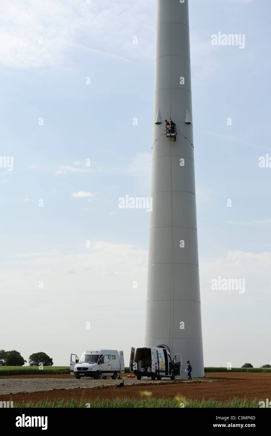 Foto di stock di manutenzione uomini che lavorano sulle turbine eoliche nel deux-sevre regione della Francia. Foto Stock