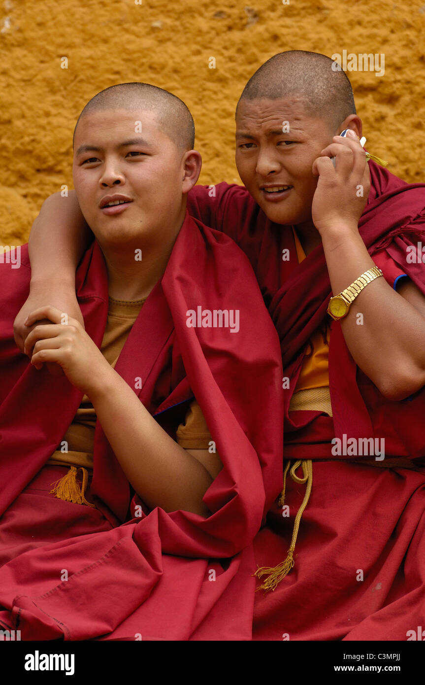 Due giovani monaci a Songzhanling monastero. Zhongdian Foto Stock