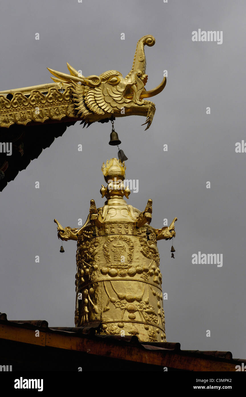 Ornamenti dorati in corrispondenza degli angoli del tetto del monastero Songzhanling. Zhongdian, Cina Foto Stock