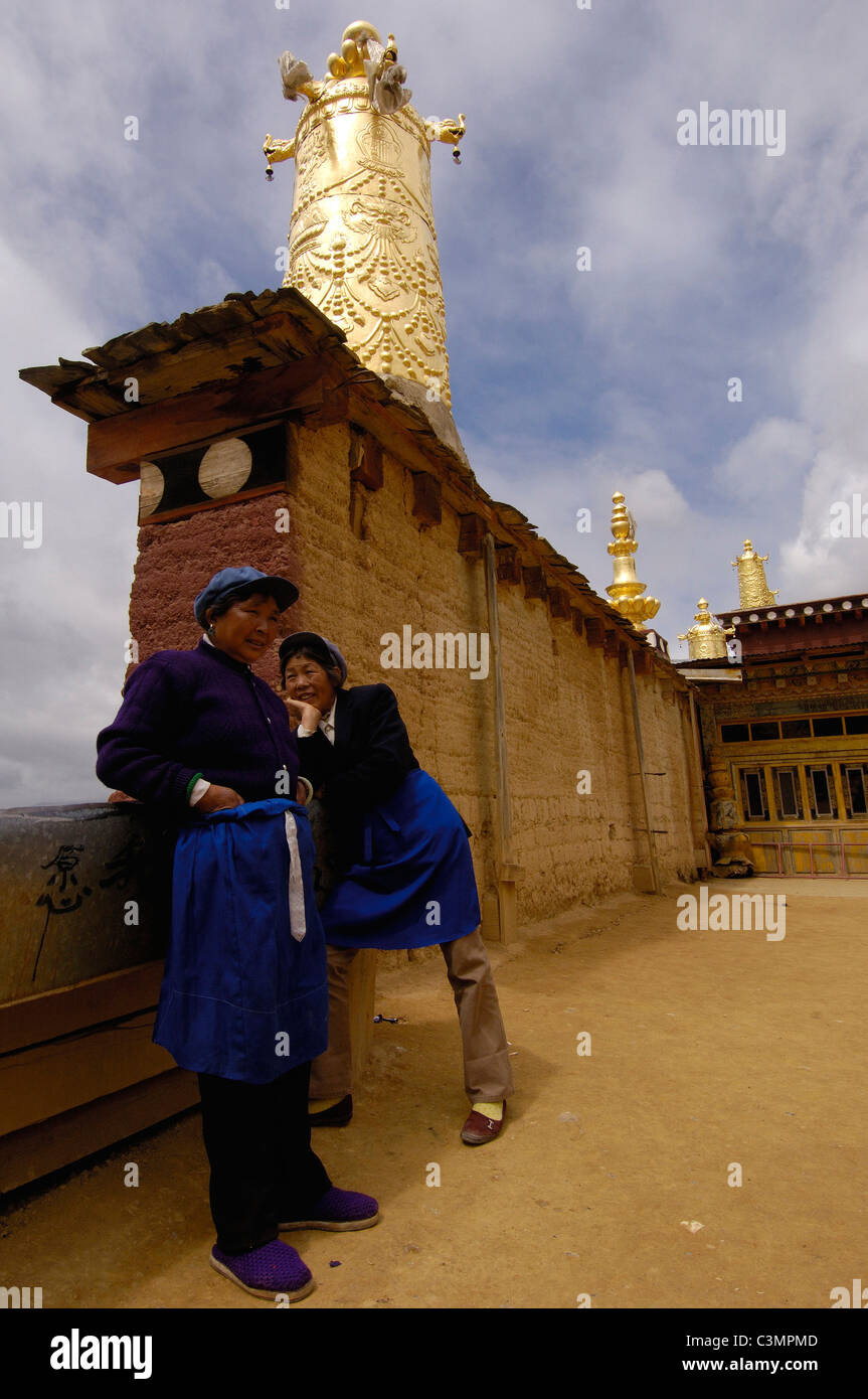 Naxi donne nel monastero Songzhanling. Zhongdian. Diqing tibetano Prefettura Autonymous Foto Stock