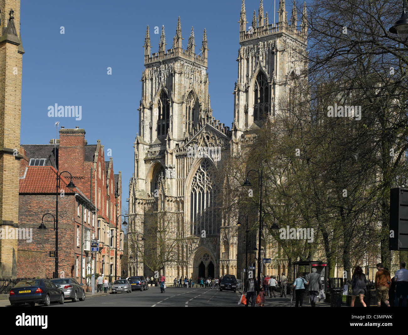 Le torri di fronte ovest di York Minster da Duncombe Place In primavera York North Yorkshire Inghilterra Regno Unito GB Gran Bretagna Foto Stock