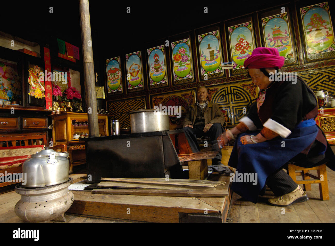 Tibetan House interni. Zhongdian. Diqing Autonymous tibetano Prefettura. Nella provincia dello Yunnan. Cina. Foto Stock