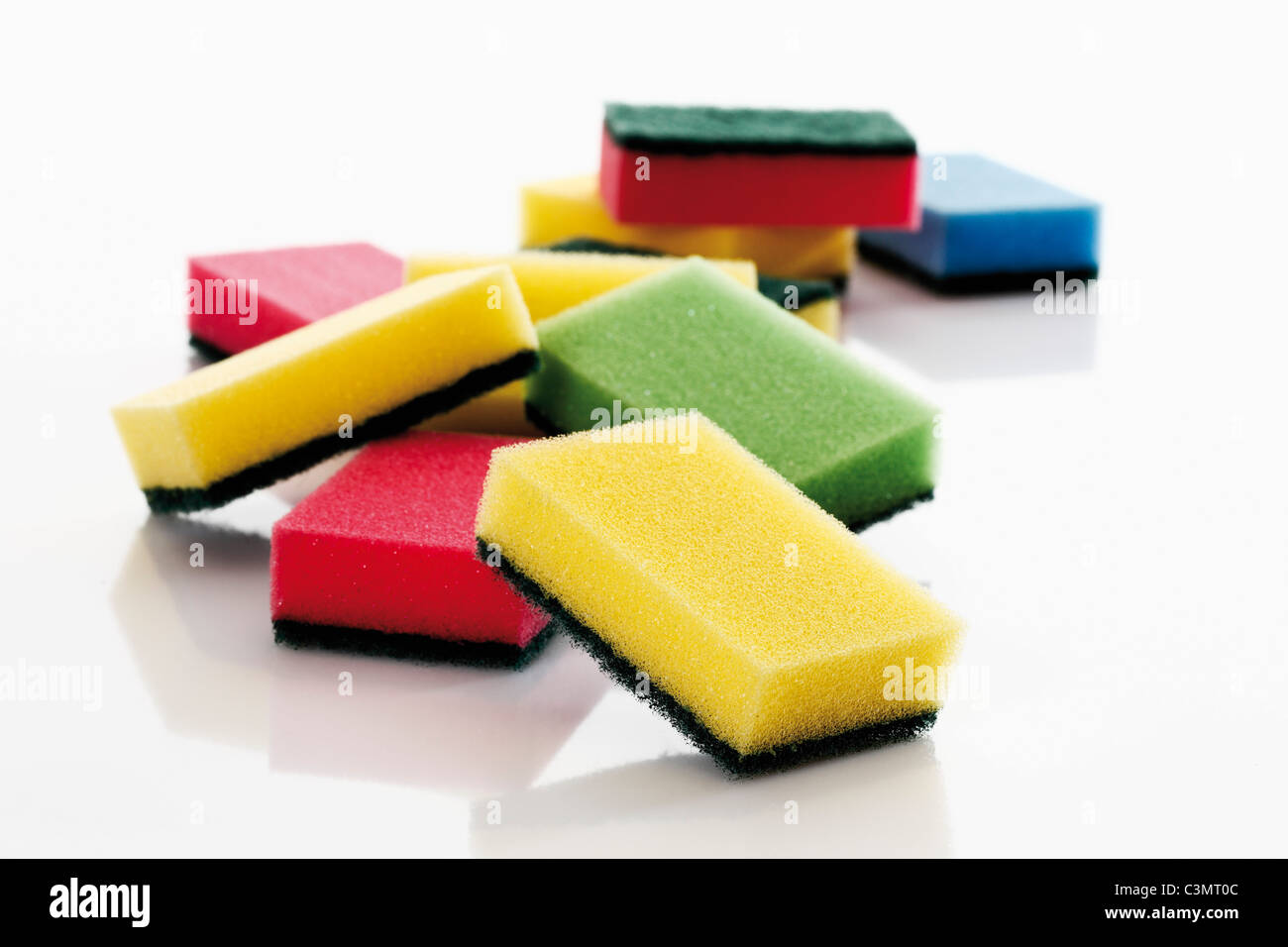 Multi colore spugne cucina contro uno sfondo bianco Foto Stock