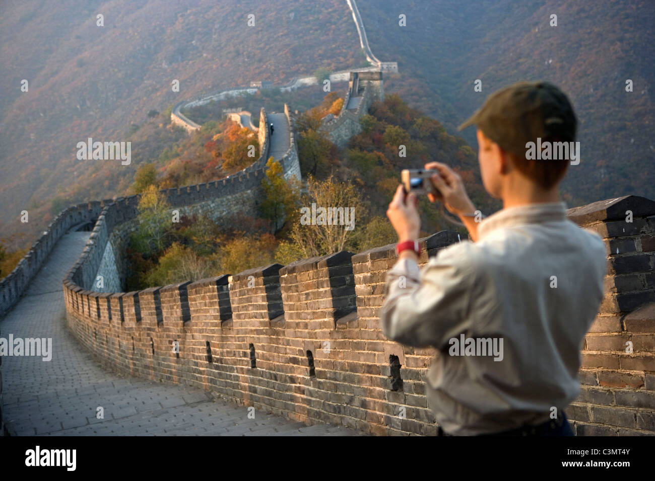 Cina. Mutianyu, nei pressi di Pechino. Il Grande Muro. Il turista. La donna. Scattare fotografie. Foto Stock
