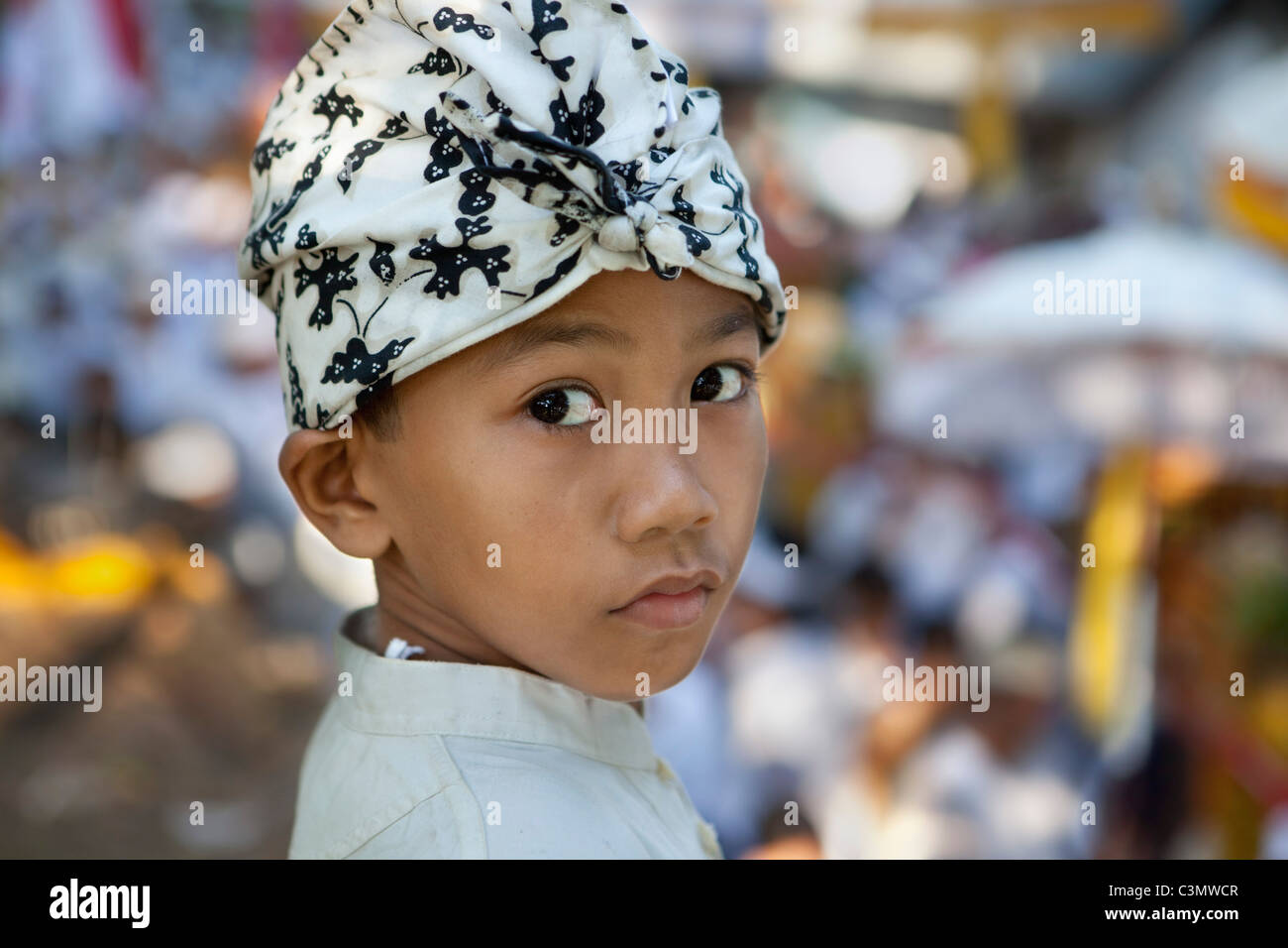 Indonesia, isola di Bali, Tejakula village, Pura Maksan Tempio. Ragazzo in abito cerimoniale. Foto Stock