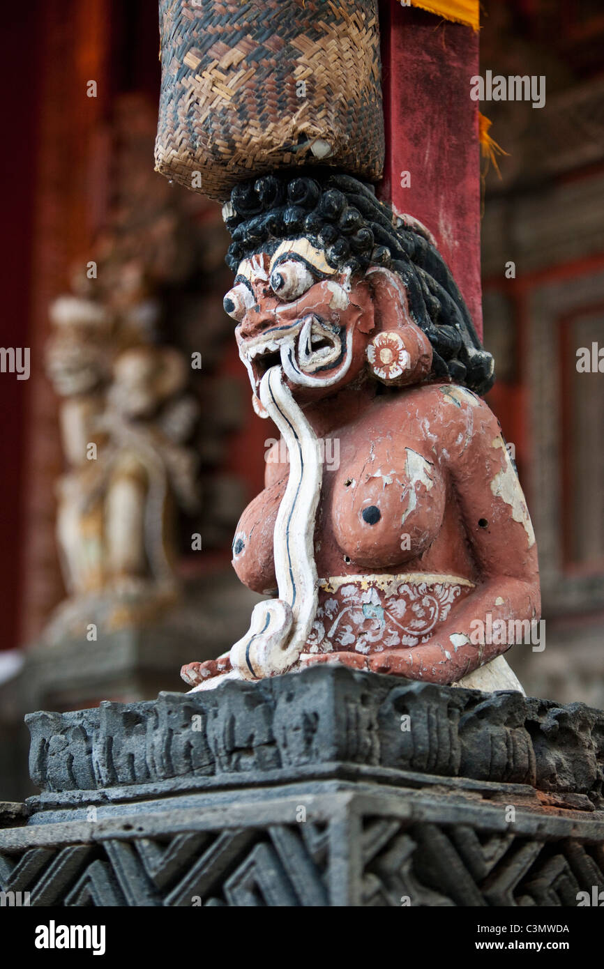 Indonesia, isola di Bali, Tejakula village, Pura Maksan Tempio. Statue di demoni. Foto Stock