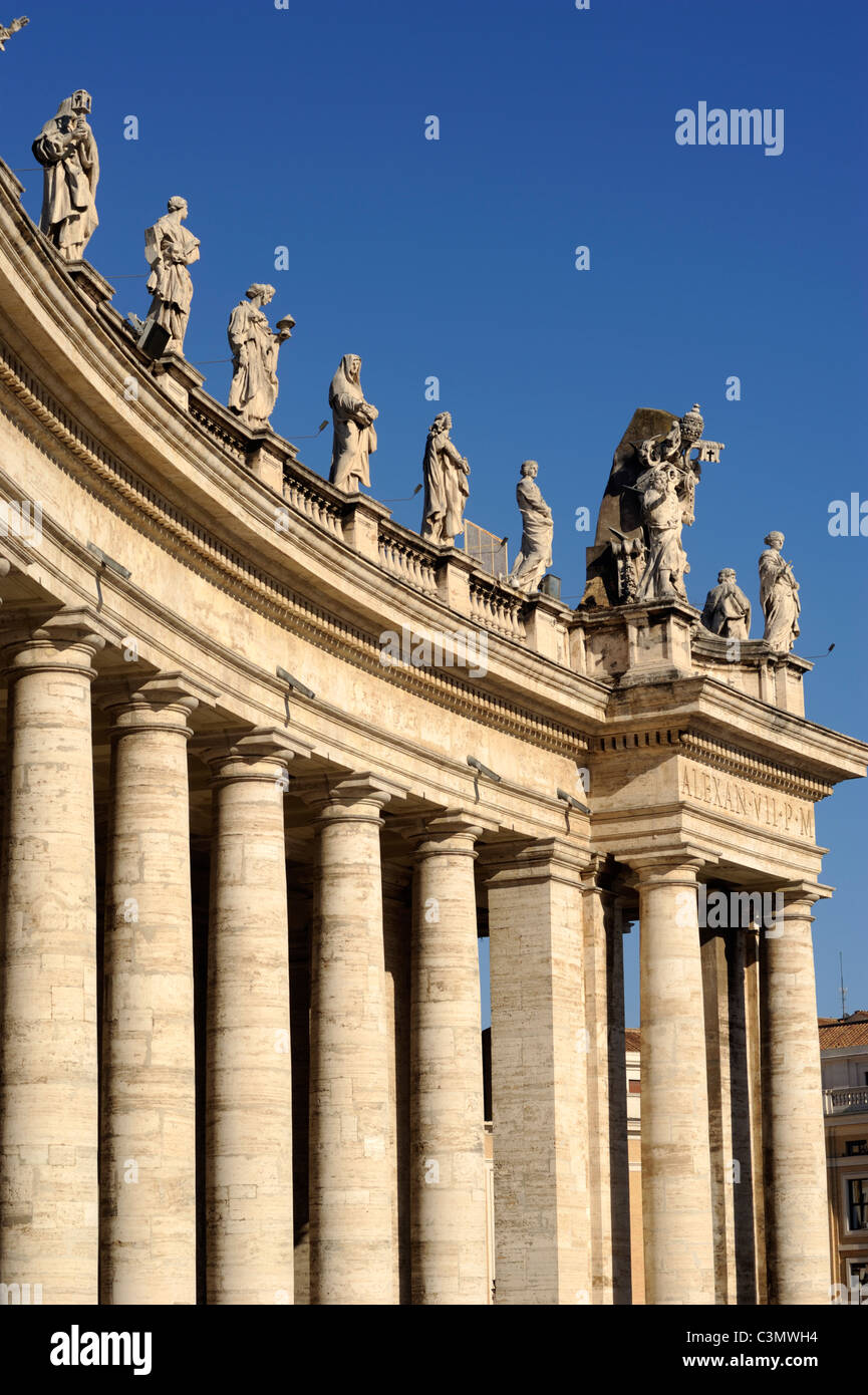 Italia, Roma, Piazza San Pietro, colonnato Bernini, colonne e statue Foto Stock