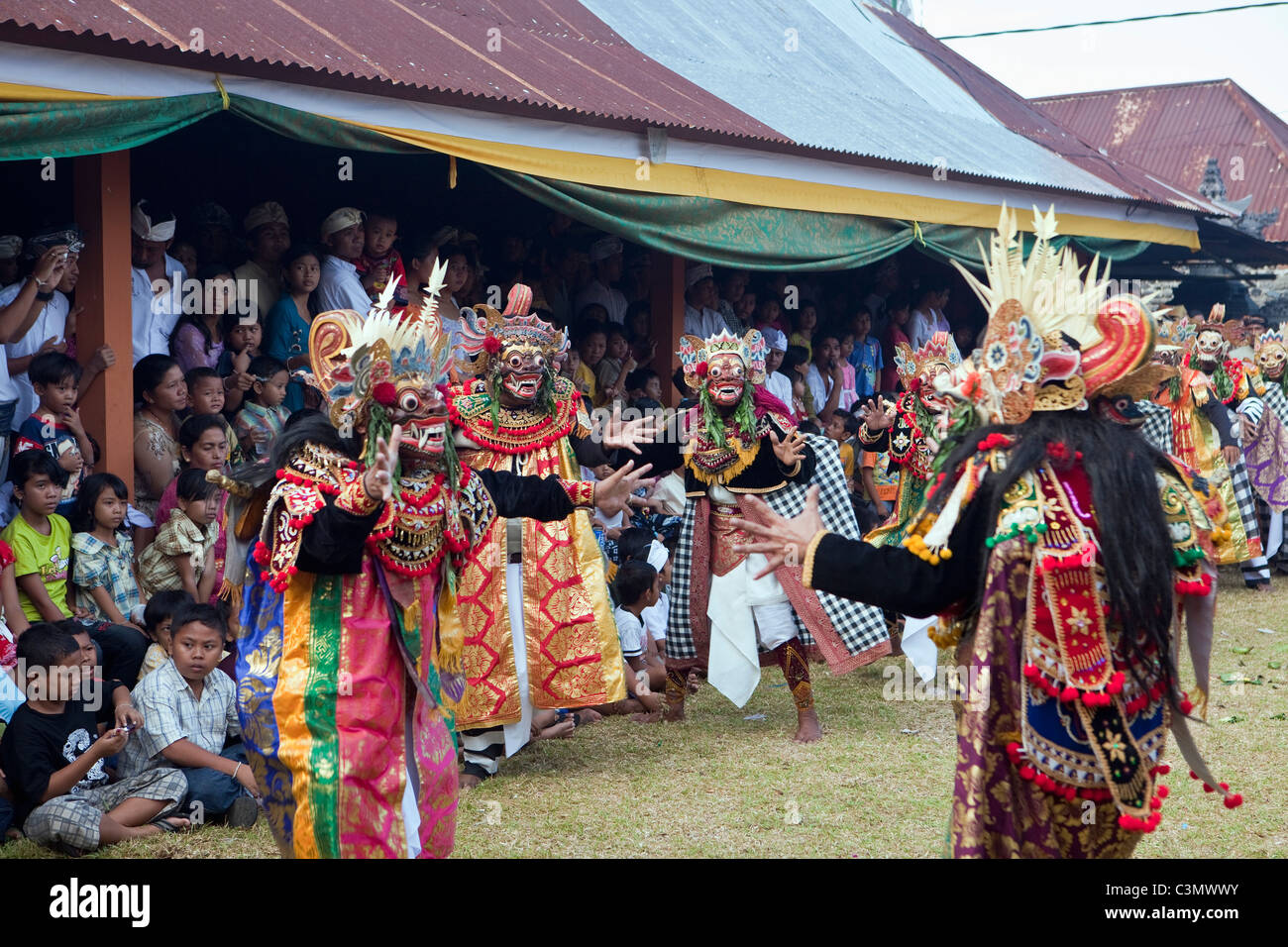 Indonesia, isola di Bali, Tejakula village, Pura Maksan Tempio. Dance Drama chiamato: Wayang Wong. Foto Stock