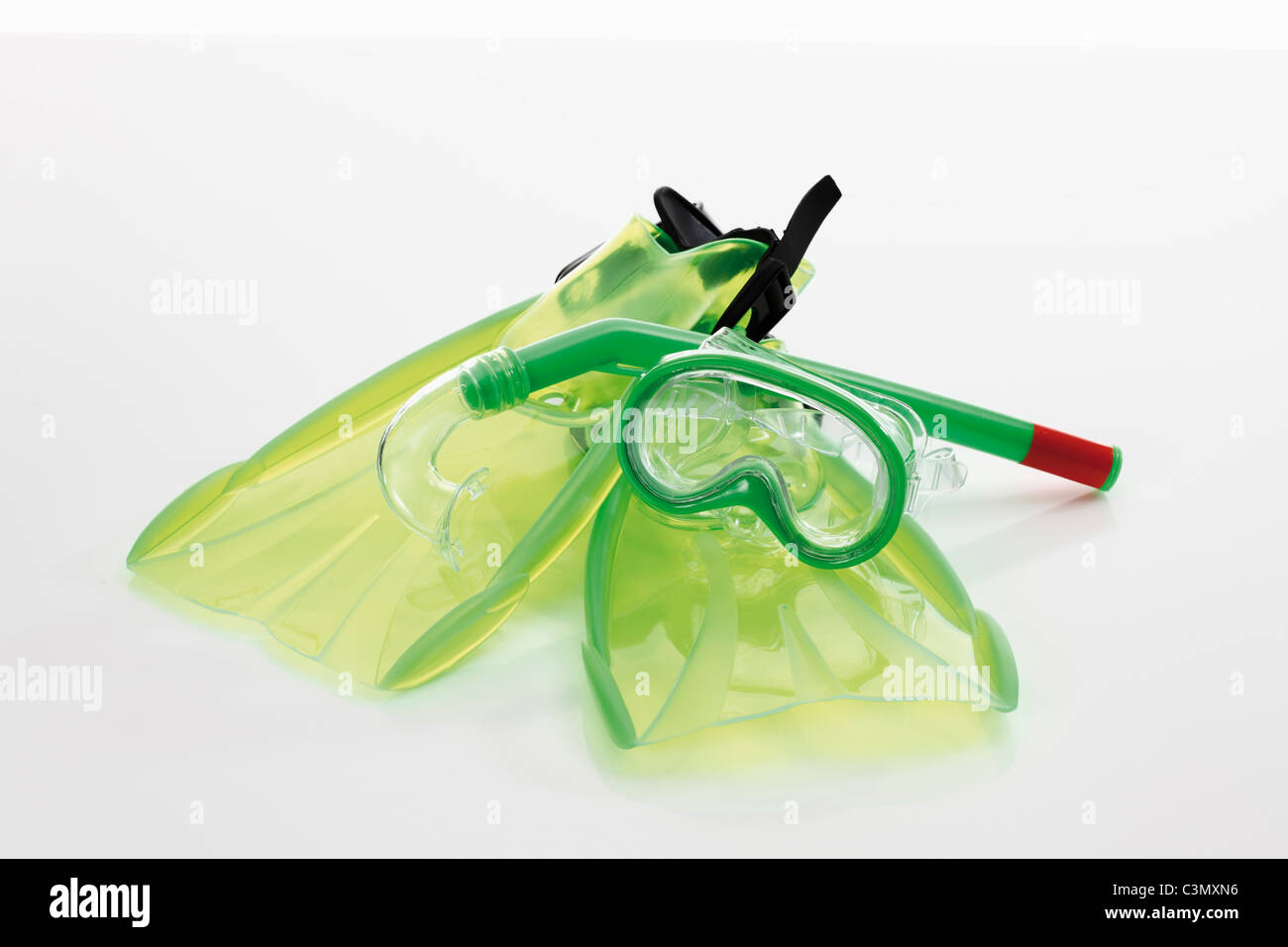 Pinne per nuoto con maschera subacquea, snorkeling su sfondo bianco Foto Stock