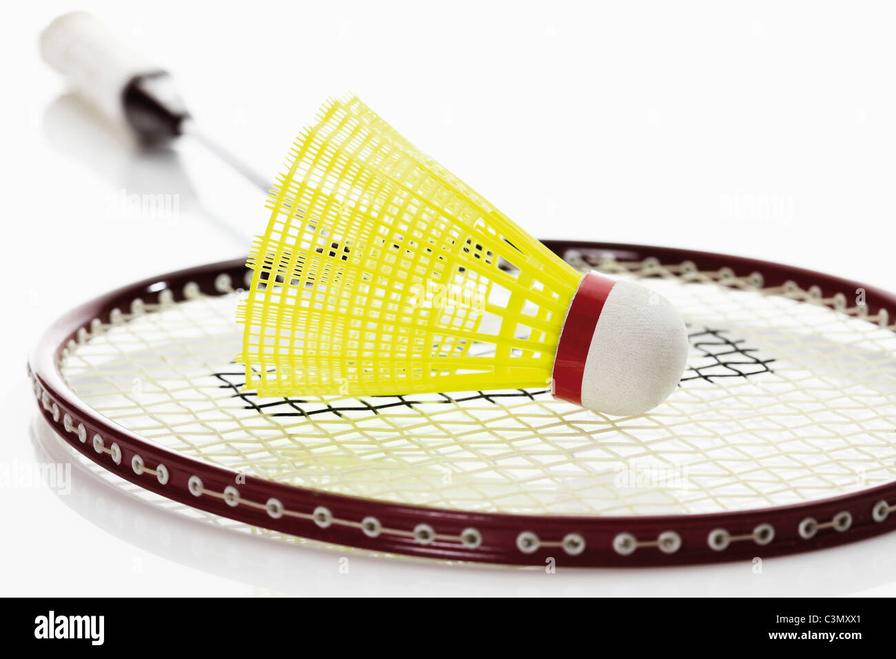 Badminton racchetta e volano su sfondo bianco Foto Stock