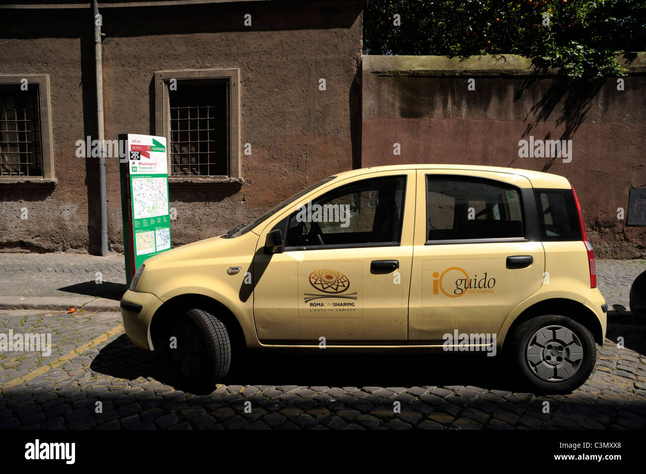 Italia, Roma, Trastevere, car sharing Foto Stock