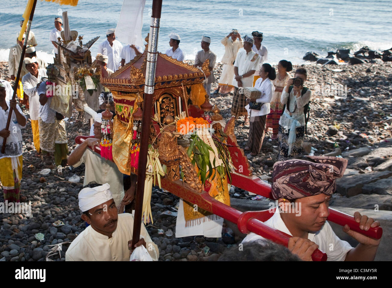 Indonesia, isola di Bali, Alassari, tempio del mare chiamato Pura Ponjok Batu. Festival di onorare le divinità del mare. Melasty Festival. Foto Stock