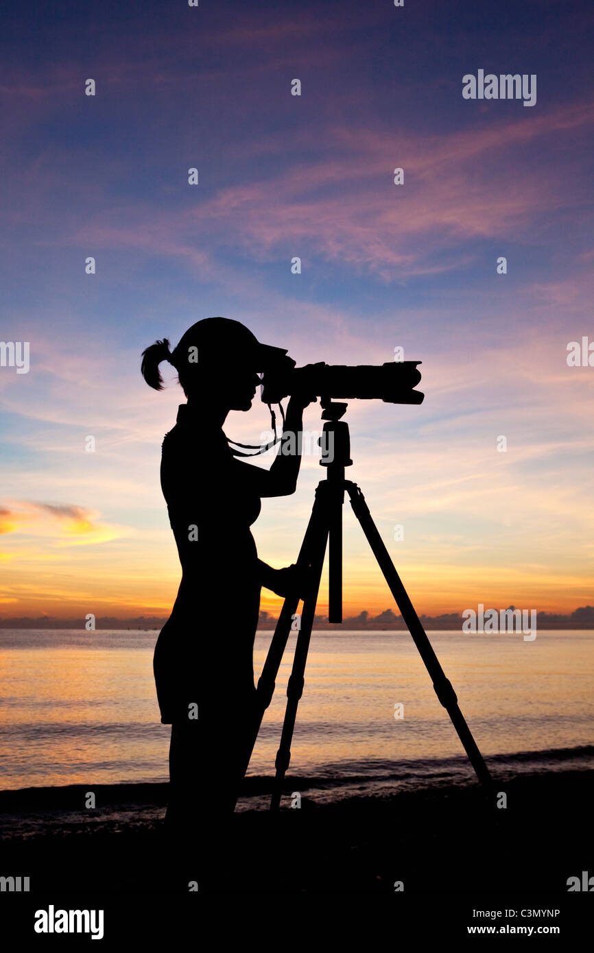 Indonesia, isola di Bali, vicino al villaggio di Tejakula, Gaia Oasis Resort. Donna di prendere una fotografia. Fotografo Marjolijn van Steeden. Foto Stock