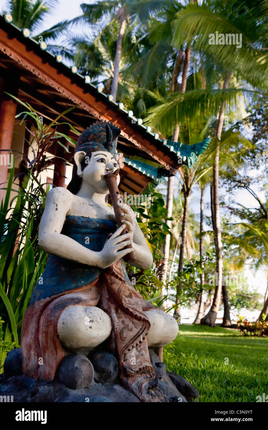 Indonesia, isola di Bali, vicino al villaggio di Tejakula, Gaia Oasis Resort. Statua di fronte al bungalow. Foto Stock