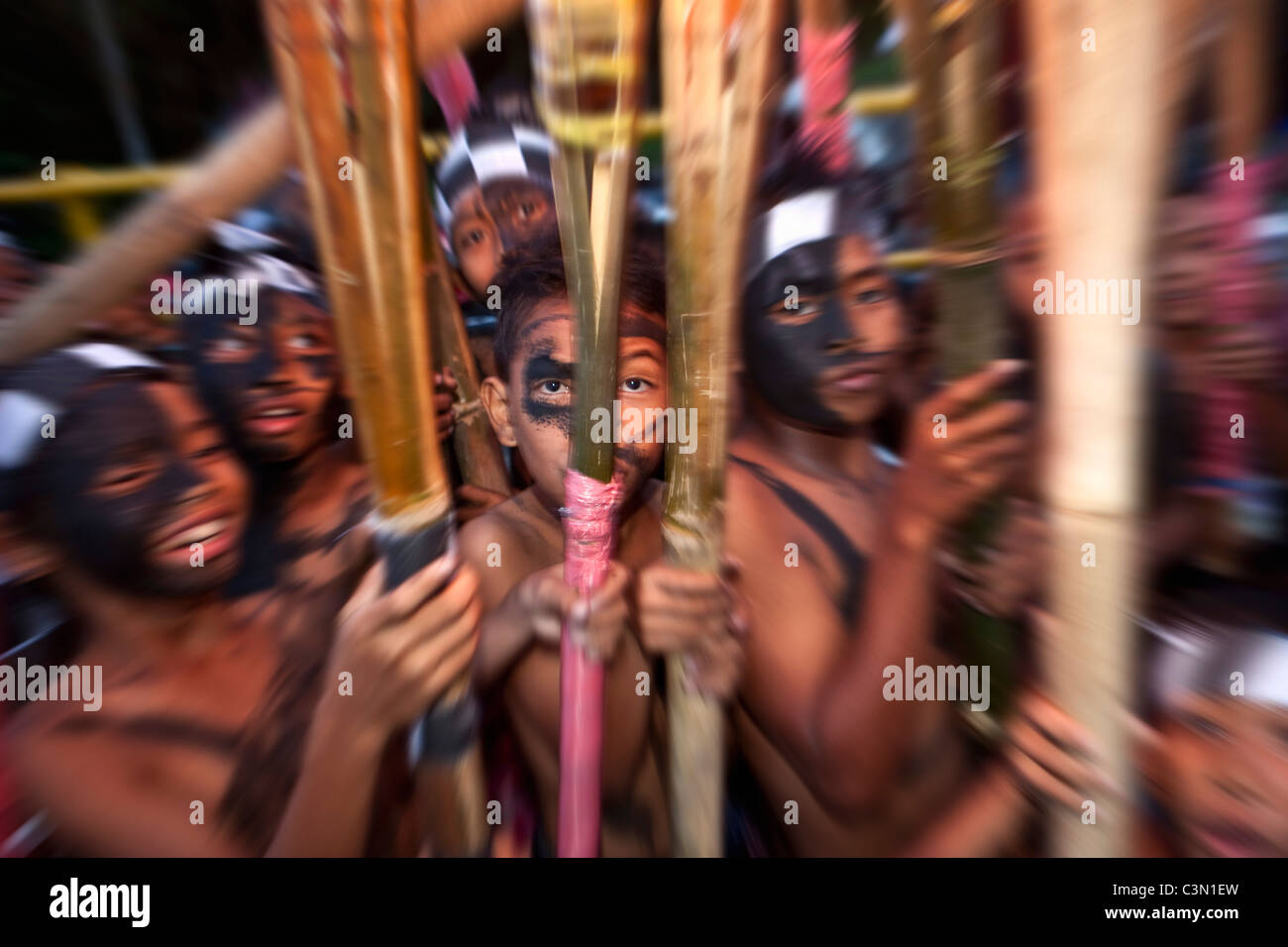 Indonesia,Ogoh-Ogoh festival, Balinese nuovo anno enormi mostri bambole con dita minaccioso e spaventoso volti Foto Stock