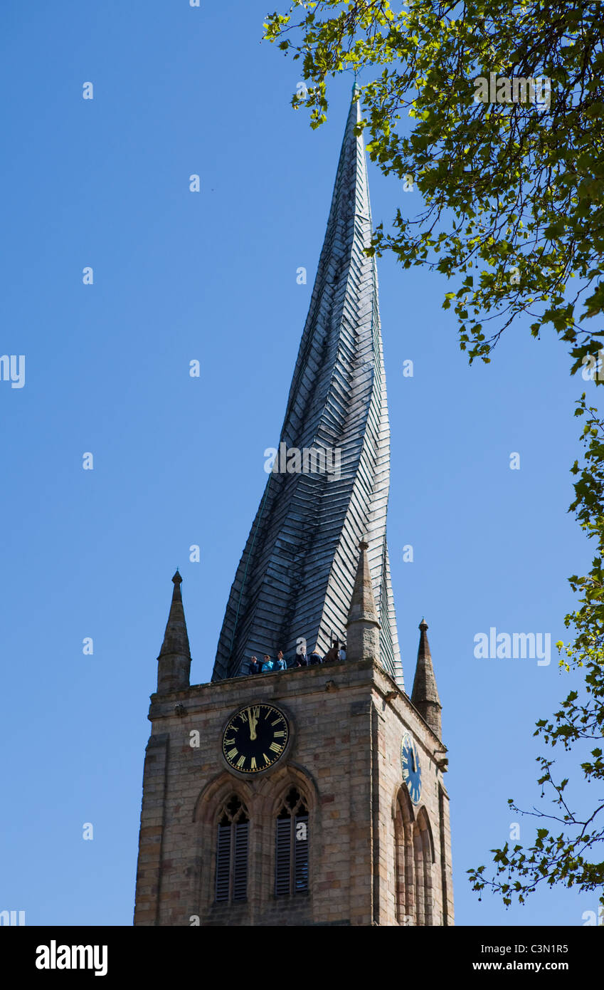 La gente sulla sommità della guglia storta chiesa in Chesterfield Derbyshire East Midlands England Foto Stock