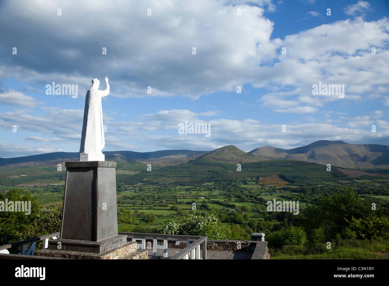 Statua di San Patrizio affacciato sul Glen of Aherlow e le montagne Galtee, nella contea di Tipperary, Irlanda. Foto Stock