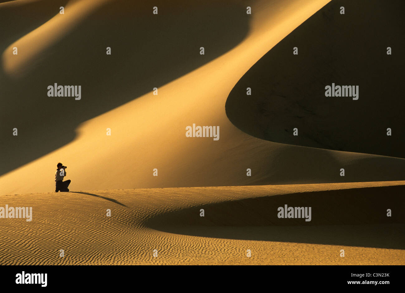 Niger. nei pressi di Agadez. Deserto del Sahara. Deserto Tenerè. Le dune di sabbia di Temet. Tourist, donna escursionista. Foto Stock
