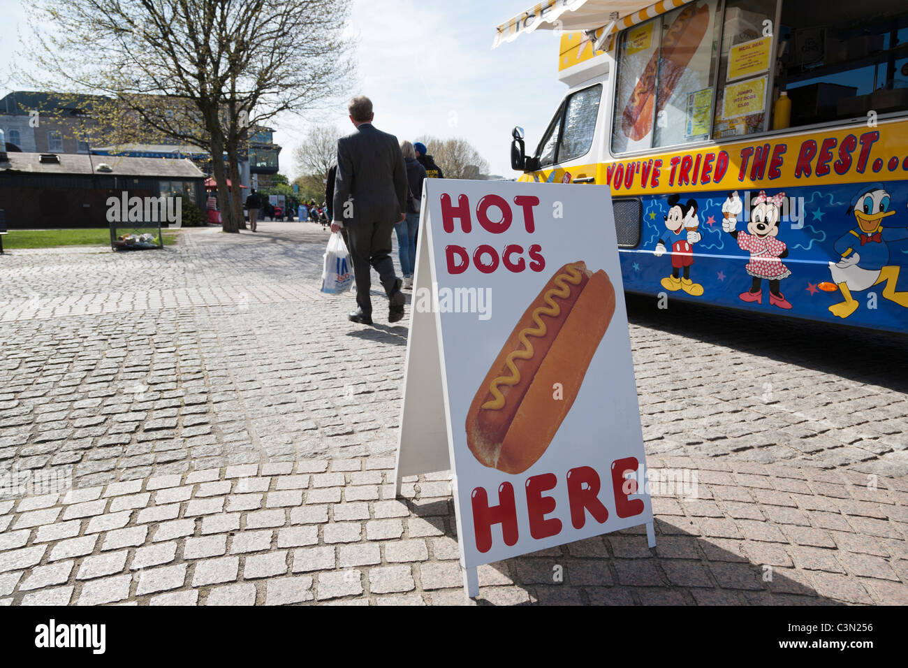 Pedoni rush con un gelato/fast food van sulla South Bank di Londra, Inghilterra. Foto Stock