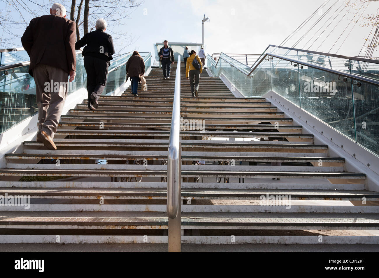 Pedoni salire gradini a Hungerford Bridge, Londra. Foto Stock